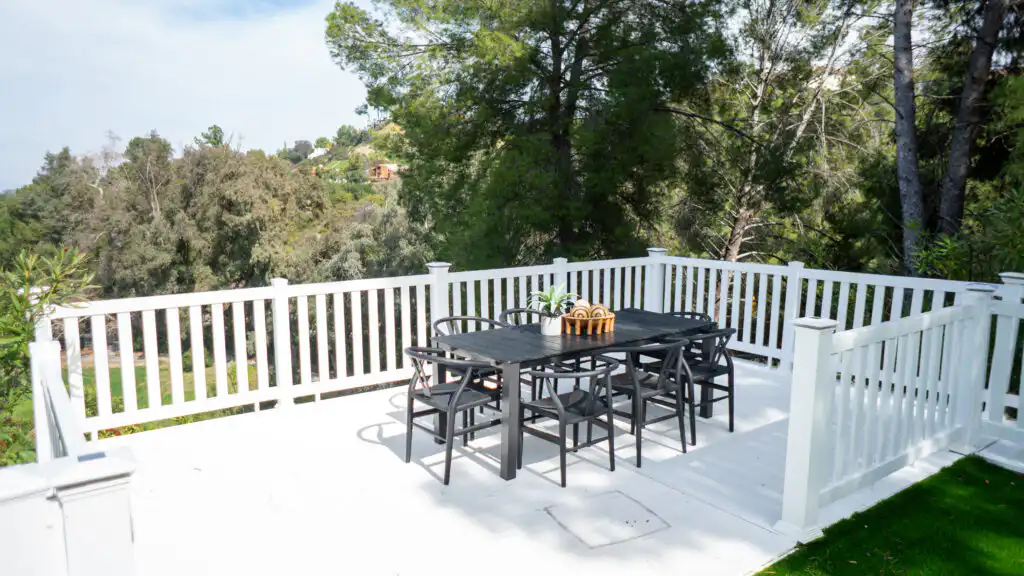 Outdoor Dining Deck